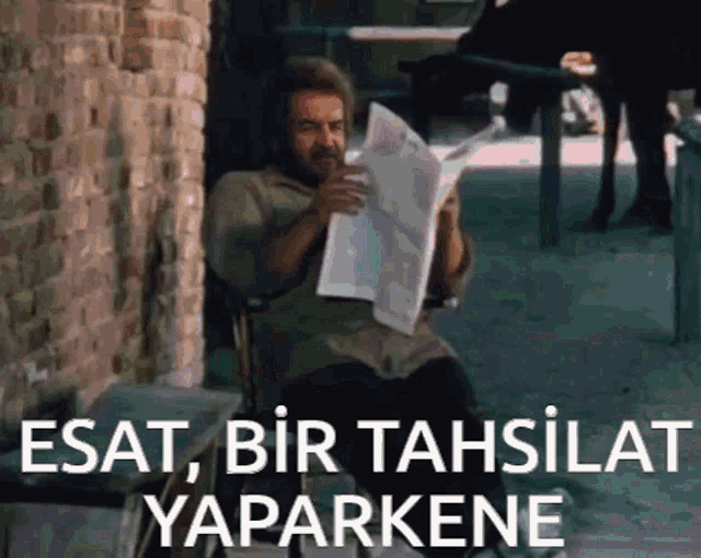 a man sitting in a chair reading a newspaper with the words " esat bir tahsilat yaparkene " written below him
