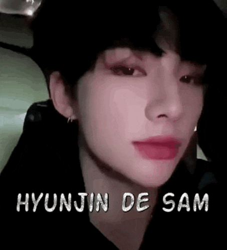 a close up of a person 's face with the name hyunjin de sam written above it .