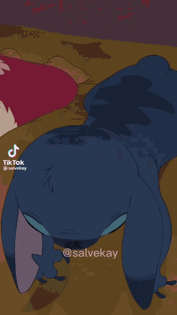 a close up of a cartoon character with a caption that says em todos