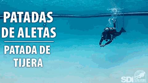 a scuba diver is swimming in a pool with the words patadas de aletas patada de tijera above him