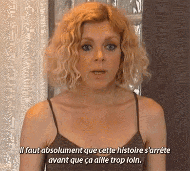 a woman in a brown tank top is speaking in french