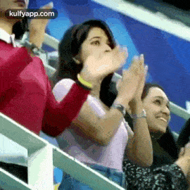 Encourage Your Loved Ones  By Clapping.Gif GIF - Encourage Your Loved Ones By Clapping Gif Cricket GIFs