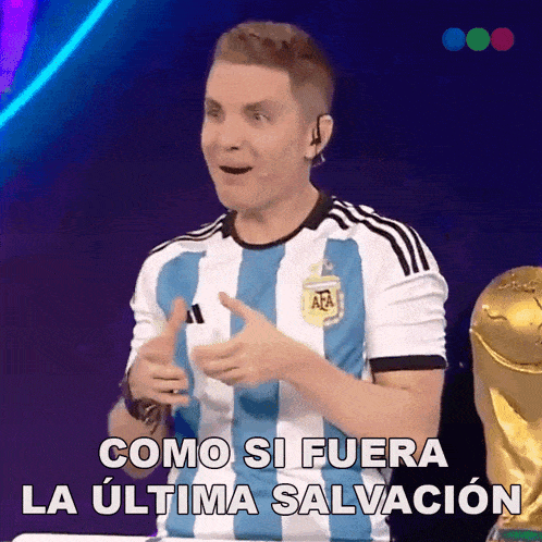 a man wearing a soccer jersey says como si fuera la ultima salvacion