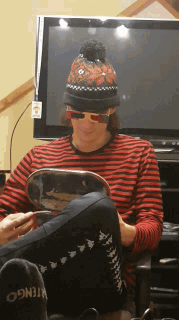 a person wearing a red and black striped shirt with the word tengo on it