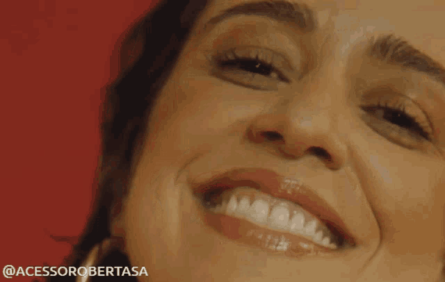 a close up of a woman 's face with the words @acessorobertasa on the bottom