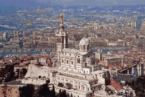 a large building in the middle of a city