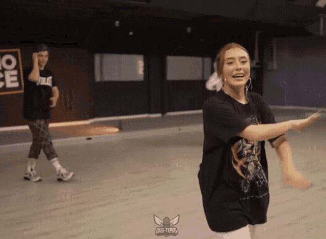a girl in a black shirt with the word everlast on it