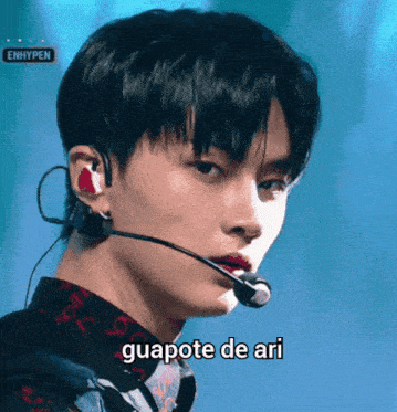 a young man wearing a microphone with the word guapote de ari written below him