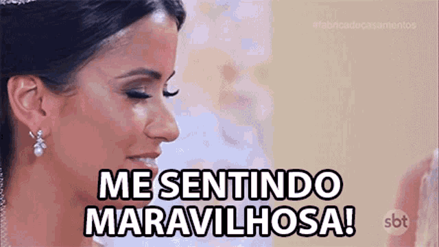 a woman in a wedding dress says me sentindo maravilhosa !