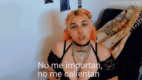 a woman sitting on a bed with the words no me importan no me calientan written on the screen