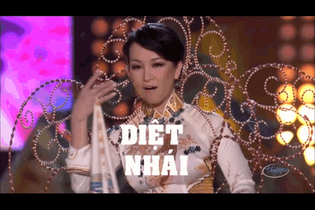 a woman is wearing a crown that says diet nhau on it