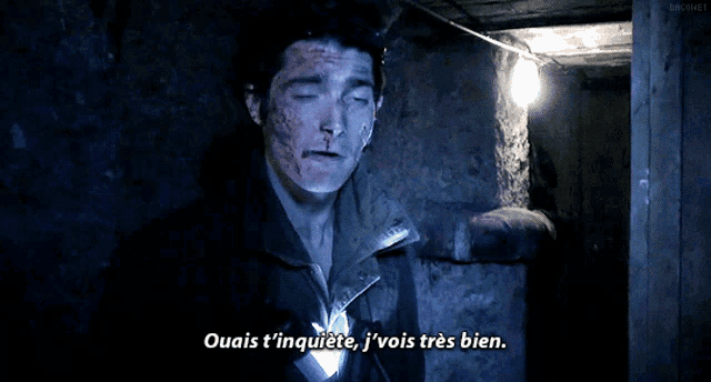 a man in a dark room says ouais t ' inquiete j ' vois très bien