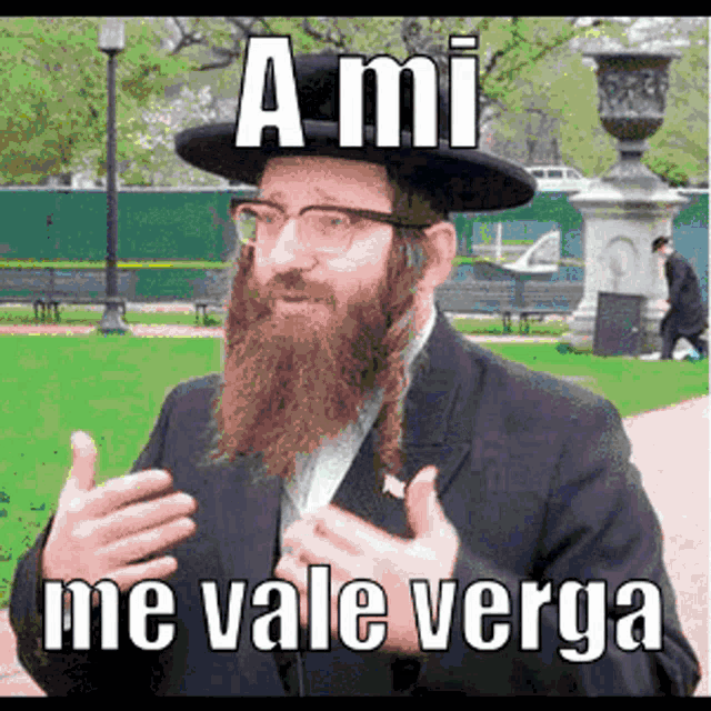 a man with a beard wearing glasses and a hat says a mi me vale verga .