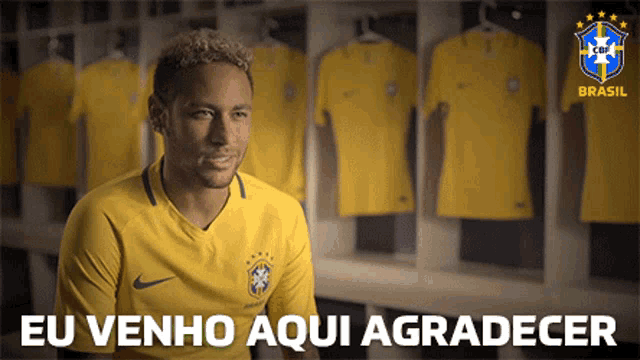 a man in a yellow shirt says eu venho aqui agradecer in a locker room