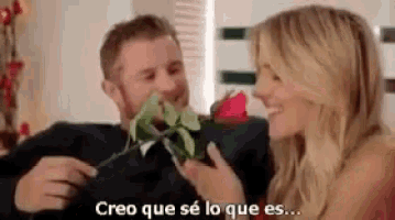 a man is giving a woman a rose and the woman is saying `` creo que se lo que es ... ''