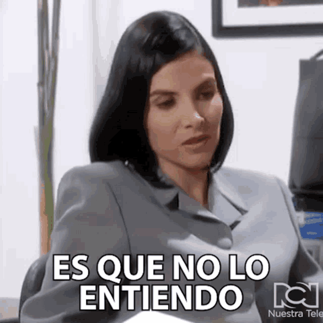 a woman in a suit says es que no lo entiendo in spanish