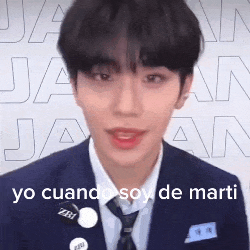 a young man in a suit and tie says yo cuando soy de marti .