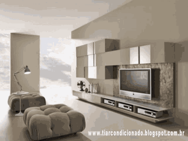 a picture of a living room with the website www.tiaracondicionado.blogspot.com.br