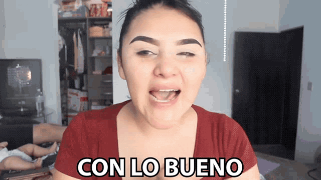 a woman wearing a red shirt says " con lo bueno "