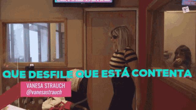 a woman is standing in a room with the words que desfile que esta contenta on the bottom