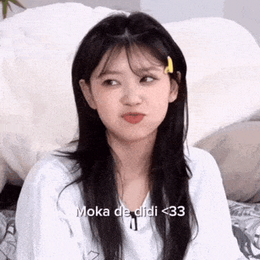 a girl making a funny face with the words moka de didi < 33