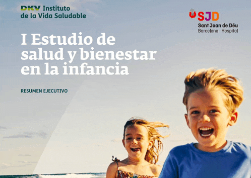 a boy and a girl are smiling on a beach with the words i estudio de salud y bienestar en la infancia on the top