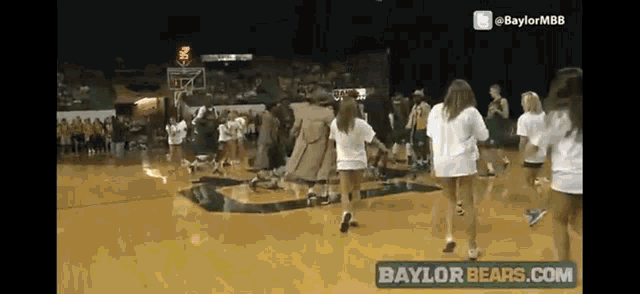 a basketball court with a baylor bears.com logo