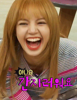 a girl with blonde hair is laughing with her mouth open in a foreign language
