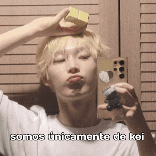 a man taking a picture of himself in a mirror with the caption somos únicamente de kei