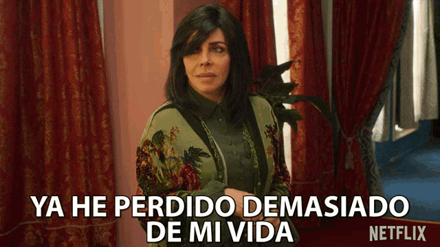 a woman in a green jacket says ya he perdido demasiado de mi vida on a netflix poster