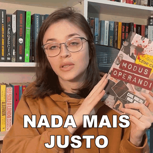 a woman is holding a book called nada mais justo