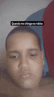 a close up of a man 's face with the words quando chigan meu amigo written above it