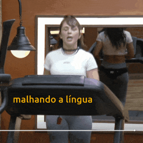 a woman is running on a treadmill and the words malhando a lingua are on the side of the treadmill