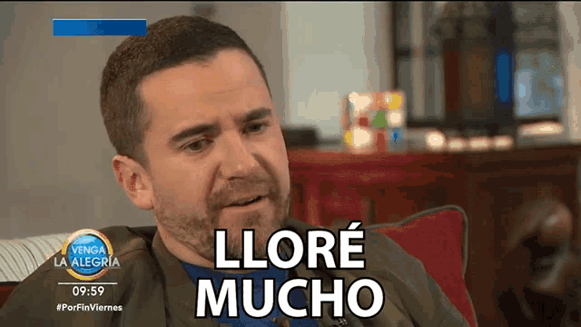 a man sitting on a couch with the words llore mucho written on the screen