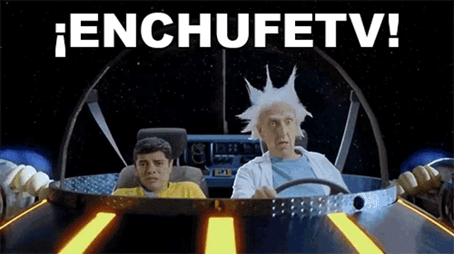 a man with a mohawk is driving a car with the words enchufetv written on the bottom