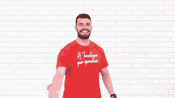 a man wearing a red shirt that says a tecnologia que aproduce