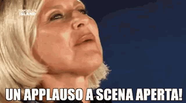 a woman says un applauso a scena aperta !