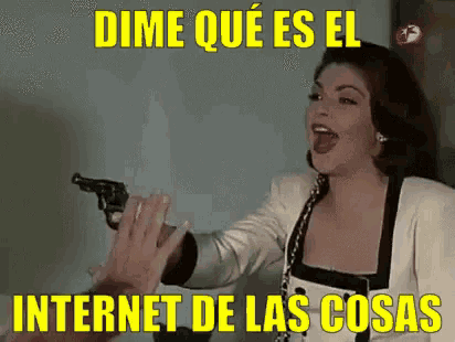 a woman pointing a gun at someone with the words dime que es el internet de las cosas