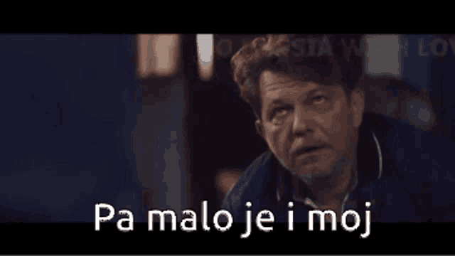 a man says pa malo je i moj in front of a dark background