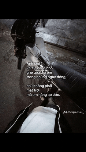 a picture of a person sitting on a motorcycle with a caption in another language
