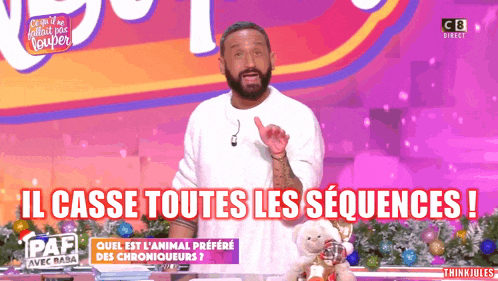 a man stands in front of a sign that says il casse toutes les sequences on it