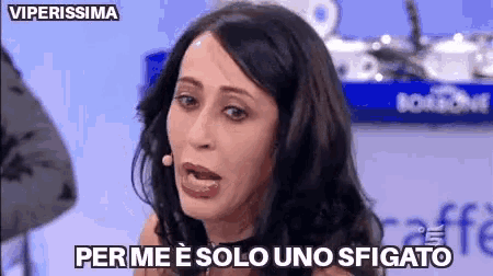 a woman says " per me e solo uno sfigato " in a video