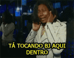a woman covering her ears with her hands with the words ta tocando bj aqui dentro written in yellow