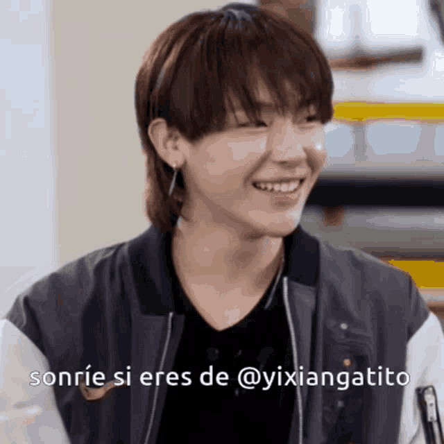 a young man is smiling with the words sonrie si eres de @yixiangatito