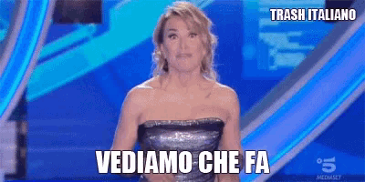 a woman in a strapless dress says vediamo che fa on a blue background