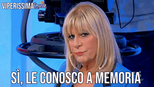 a woman in a blue jacket with the words si le conosco a memoria on the bottom