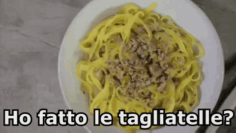 a plate of pasta with the words ho fatto le tagliatelle