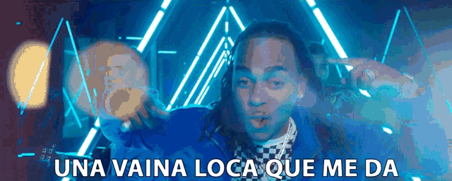 a man in a blue jacket with the words una vaina loca que me da on the bottom