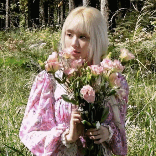 Kpop Flower GIF - Kpop Flower Yeji GIFs