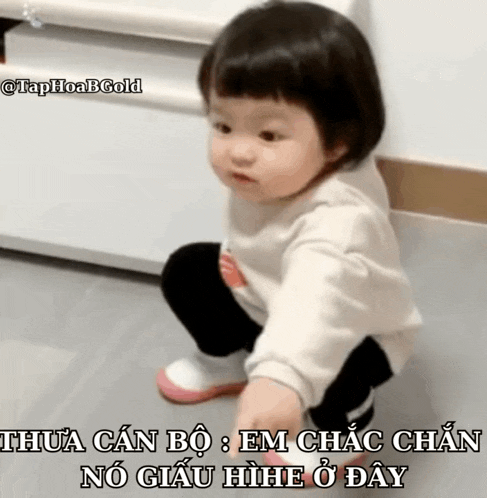a baby is crawling on the floor with a caption in a foreign language